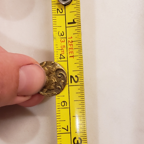 Vintage metal button with women's face and flowing hair - Picture 4 of 5